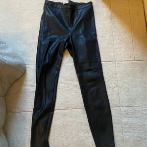 Skinnbyxor! - Riktigt snygga skinnbyxor, sitter tajt men med hög och skön midja. Spårbar frakt tillkommer - 66kr😊