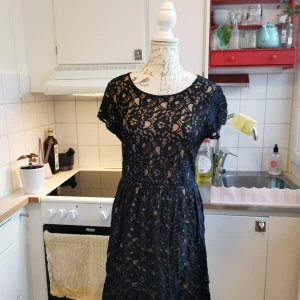 Söt klänning i svart spets och peach från La Redoute i storlek 38  - Söt klänning från La Redoute i svart spets och persikorosa botten. Storlek 38 och i använt men gott skick. Det går bra att både hämta upp den på Södermalm i Stockholm eller skickas med spårbar frakt för bådas skull på 57kr. 🌸 100kr eller kom med bud! 