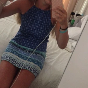 Fin sommarklänning  - Säljer den här superfina blåa klänningen från hollister!!💕 klänningen har knytning i nacken och en dragkedja i sidan🥳vid flera intresserade vinner högsta bud 