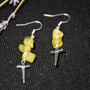Örhängen dolk kristall  - Örhängen med grön gul jade och dolkberlocker! Krokarna är nickelfria.  