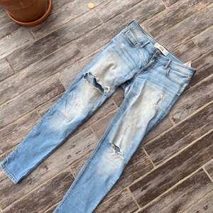 Hollister jeans ”super skinny” i storlek w28 l29.  Bud börjar på 50kr.  Kan mötas upp i Helsingbor/ Båstad men även frakta. Köparen står för frakten då och endast swich🤎