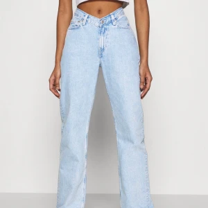 Weekday jeans - Säljer dessa helt oanvända weekday jeans med en V-formad midja. Prislappen sitter kvar! Frakt tillkommer, kontakta vid mer info✨