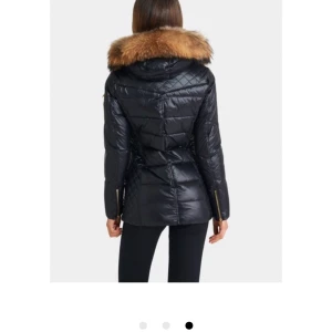 Rockandblue vinter jacka  - Storlek 38 skulle även passa på en med storlek 34 ny pris 4099kr använd 2-3 gånger så bra skick så jag säljer den för 1700 kr eller bud