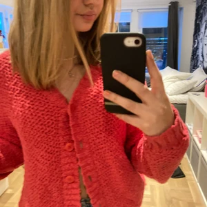 Rosa röd kofta från rodebjer - Jättefin kofta med knappar från märket rodebjer❤️💓 Nypris runt 1200 men budet startar på 300 kr
