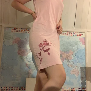 Rosa klänning med tryck - Rosa klänning som funkar som nattlinne och som en söt klänning i andra sammanhang💖 Vet ej storleken men skulle säga passar XS-M💖