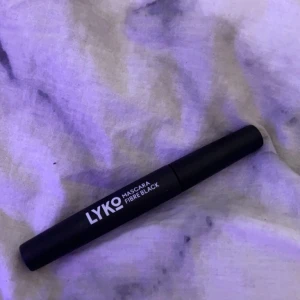 Mascara - Hej säljer detta oanvända lyko mascara för jag har andra. Oanvänd men enligt andra ska den vara jätte bra😚 färgen är svart 