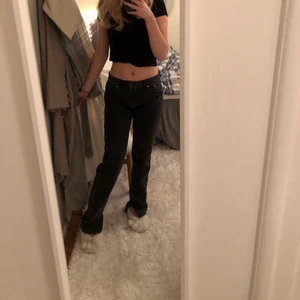 Zara jeans med slits - Någon som har dessa jeans från zara i storlek 36 som vill byta till en 38?❤️ 