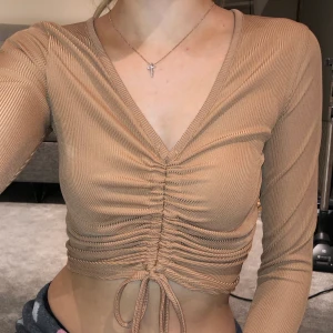 Ribbad topp  - Säljer en beige/brun ribbad topp med rynkad detalj strl 32-34 🤎                                                                         Aldrig använd                                                             📦(Frakten ingår i priset)