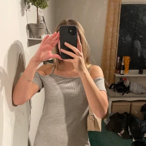 Klänning  - Säljer denna jättefina sköna sommarklänning pga den tyvärr är för liten för mig. Denna klänning är i strl 34 och sitter supersnyggt.(Kompis på bild har vanligtvis strl 34/xs🤎)