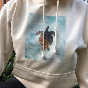 Hoddie  - En jätte snygg ljus beige hoddie. Säljer då den inte kommit till användning så mycket.💗💗nyskick kanappt använd.