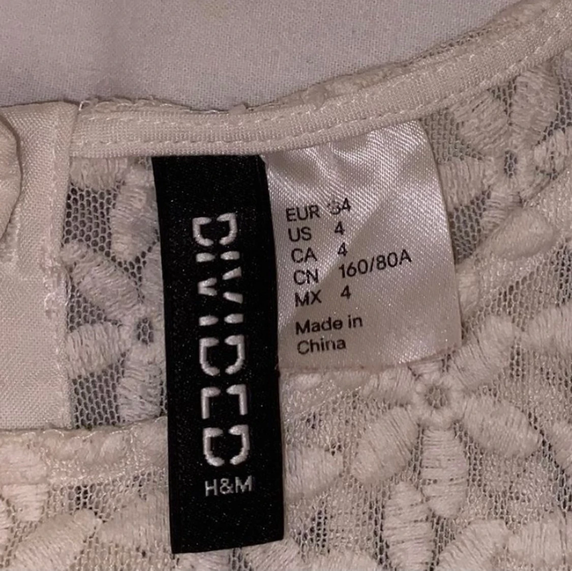 BRODERAD TOPP MED BLOMMOR - 91