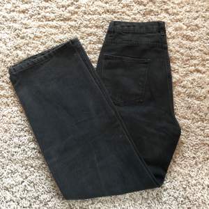 Raka/vida jeans i fin urtvättad svart/grå färg från Nakd (AFJ kollektionen). Bra skick, fler bilder på passform kan skickas vid förfrågan.