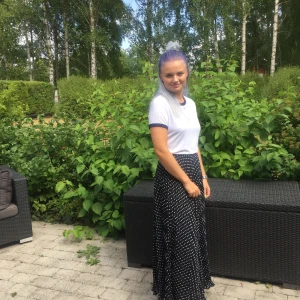 Prickig långkjol - Gullig långkjol med prickigt mönster. Har sytt in den så storleken är svår att avgöra men skulle säga S/M. 