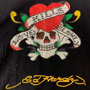 ED HARDY TRÖJA - As cool ed hardy tröja med strass tryck, köpt på second hand men inte använd utav mig så toppen skick🥰 Står på lappen storlek M men skulle säga mer S, Buda! (Budgivning slutar: 23/2-21) öka bud med minst 10kr🥰
