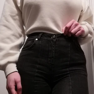 Högmidjade svarta jeans - Svarta jeans från Bik Bok. Snygg passform, inga slitningar. De är lite ojämna och fransade nertill (bild 3). Kan mötas upp eller ev. Frakta, tar swish💸😊