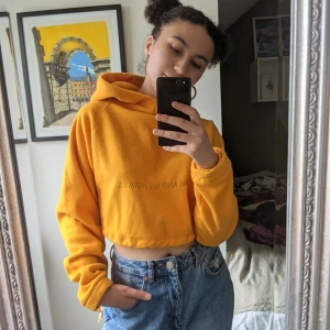 Gul hoodie i S - I stort sätt oanvänd gul croptop hoodie i flis — supermysig men kommer inte till användning. Står "me and my homies" på den och bjuder på frakten över 200. 👌🏼