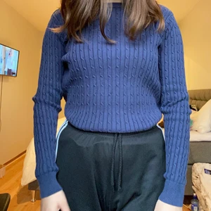 Stickad Tröja  - Säljer nu denna långärmade stickade tröja i mörk blå färg. Köptes för några år sen och aldrig kommit till användning. den är i storlek S men skulle säga att den passar XS med. [Köparen står för frakten. ] VID SNABB AFFÄR KAN PRISET SÄNKAS TILL MINIMUM 100KR INKLUDERAT FRAKT!!