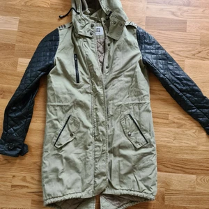 Jacka vero moda - Jacka från vero moda I jätte fint skick , den är instrl small. Inga hål eller dylikt.