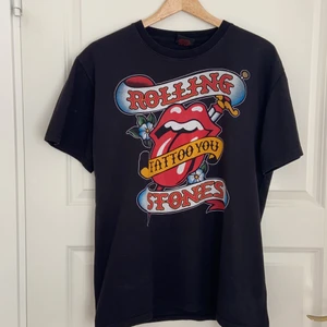 VINTAGE ROLLING STONES - TATTOO YOU TEE - !RABATT! Säljer en vintage The Rolling Stones - Tattoo You Graphic Tee. I väldigt bra skick och perfekt för sommaren. Passar även med många olika stilar och kläder!!! Väldigt ovanlig 😍😍 Storleken är L, men jag skulle även säga att S-L kan ha den beroende på om man diggar oversized! 