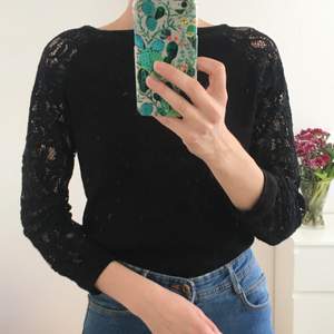 I fint skick 💣 Zara tröja 💣 Går att ha tröjan på vilket håll man vill, dragkedjan fram eller bak 💣