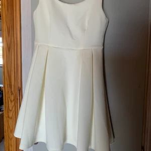 Vit klänning  - Fin klänning från Nelly i storlek M, endast testad och sedan bara hängt i garderoben. Kan skicka bättre bilder vid intresse.