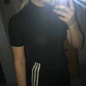 En tröja från soul river i storlek XS. - Tröjan har en liten polokrage och är svart. Jag har använt den en gång. Den är köpt i ullared för 100kr.       Köparen står för frakten.