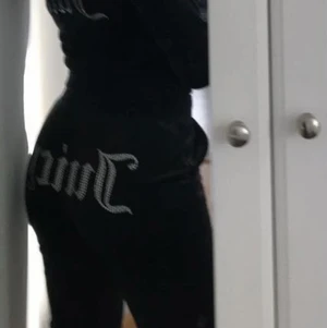Svarta juicy couture byxor  - Svarta juicy couture byxor i modellen ”Sally Diamante Velour” som är köpte i december 2020 och är i ett jättebra skick och inte speciellt använda. Även tröjan till finns att köpa:)