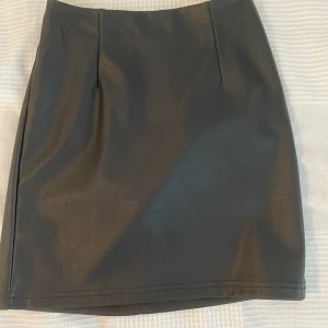 Skinnkjol - Skinnkjol med stretch i midjan (på baksidan)