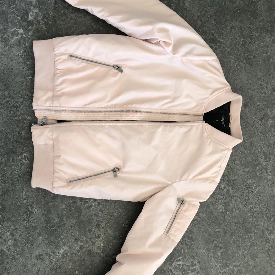 Puderrosa bomberjacka