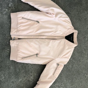 Puderrosa bomberjacka - Nästintill oanvänd puderrosa bomberjacka säljes för 150kr, köparen står för frakt på 45kr!🌸 storlek M/38.