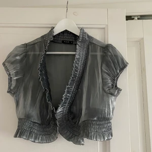 Silvertopp - Supersöt silver topp från Vila. Jättebra skick