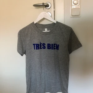 T-shirt 💓 - Snygg T-shirt i grått med blått tryck. Tröjan är  knappt använd💓 