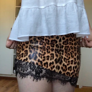 Leopard kjol med spets från shein  - En kjol från shein, materialet är tunnt men jag tycker inte att de påverkar kjolens utseende. Jag brukar själv ha L men den passade inte mig så jag kan tänka mig att den passar M också❤️