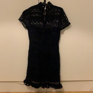 Spets klänning - En marinblå spetsklänning från märket Love Triangle. Använd en gång och är jättefin till finare tillfällen.