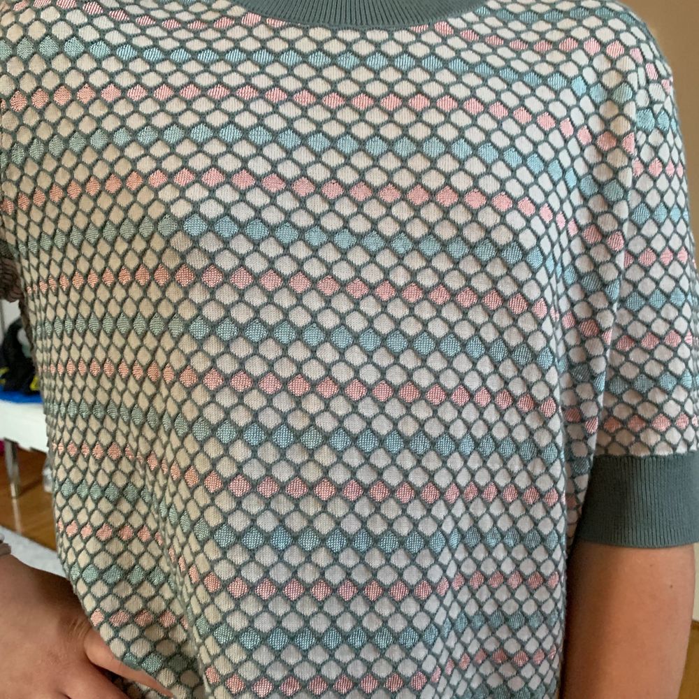 Så fin pastell färgad tröja som är ur fin inför sommarn! . Tröjor & Koftor.