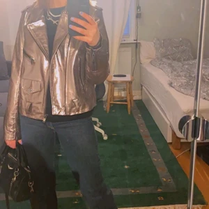 Silverjacka - En sååå fin och unik silver jacka som jag köpte secondhand, men den kommer ifrån zara! Sjukt fin till våroutfits!!💕💕💕