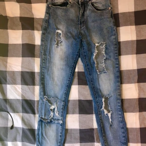 Tighta perfekta jeans stl S/M - Jeans med jättefin passform! Köpta från Maniere De Voir, älskar dessa jeans så begagnade men i bra skick. Säljer av massa kläder nu pga flytt, så passa på medan chansen finns och kolla gärna in mina andra annonser med! 🌸