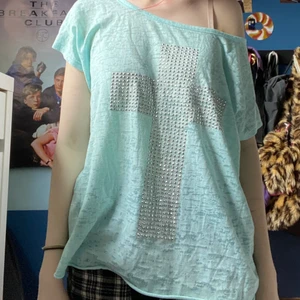 y2k inspirerad tröja - y2k aktig t-shirt med rhinestones. den är rätt så gammal och därför har några stenar åkt av!! jag tror att den är från new yorker, men det är svårt att tyda ut