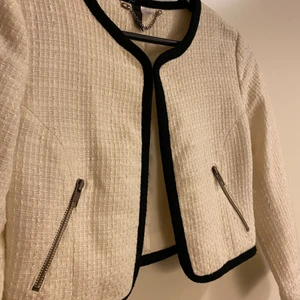 Chanel-inspirerad kavaj - Fin chanel-inspirerad kavaj i kortare modell. Storlek 34. Använd ett fåtal gånger. Tyvärr för liten för mig nu :( 