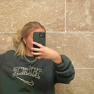 Sweatshirt - As snygg sweatshirt som är i toppenskick💗☺️ Sitter oversized på mig som är en S i vanliga fall 🌸 Buda i kommentarerna från 200 kr💕 Direktköp 500✌🏽