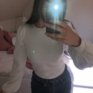 Långärmad puff tröja  - Skit snygg långärmad tröja med ”puff” ärmar, köpte på bershka i Berlin, knappt använd 💗💗 80kr + 63kr frakt 