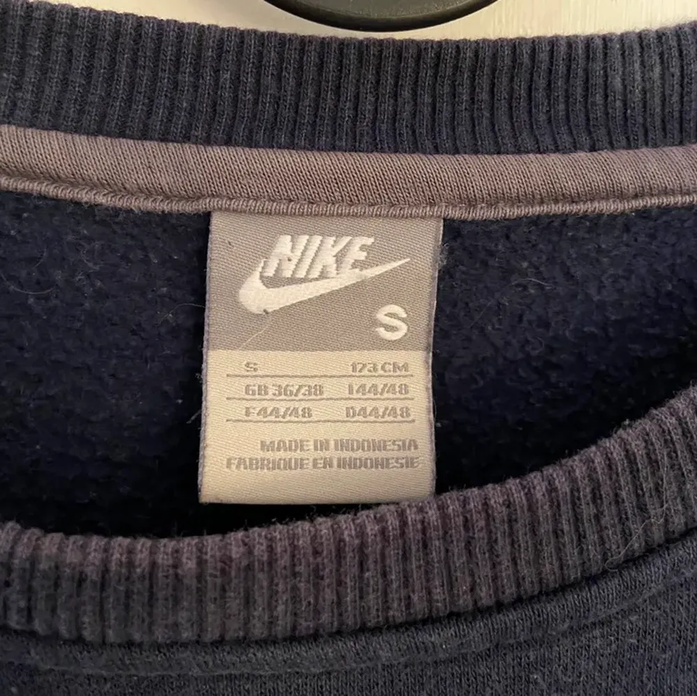 Säljer min älskade nike sweater som jag köpt secondhand 💕💕💕💕 bra skick (inga hål eller liknande) (säljer endast vid bra bud!). Tröjor & Koftor.