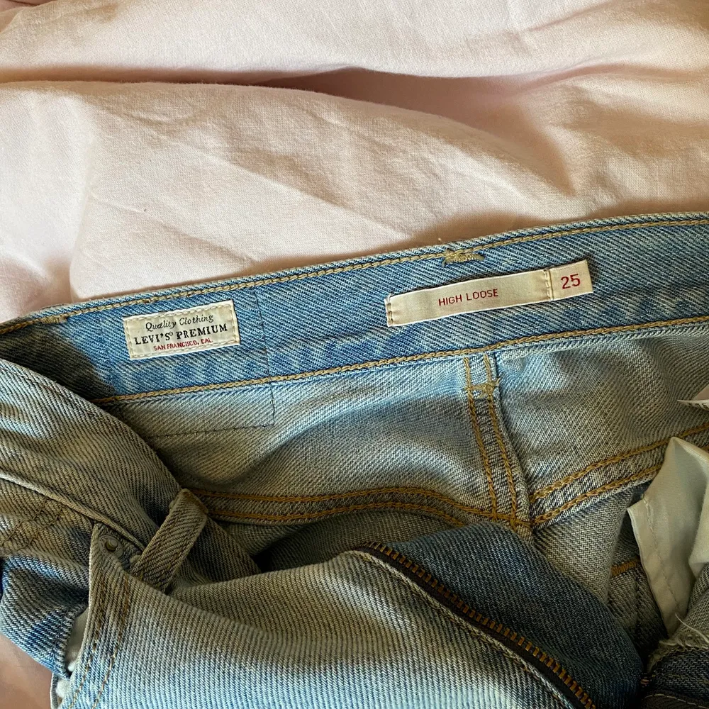 Riktigt snygga levis jeans. Köpte tidigare i år och är använda fåtal gånger. De är lite tajta och långa på mig, annars sitter de perfekt. 🌼. Jeans & Byxor.