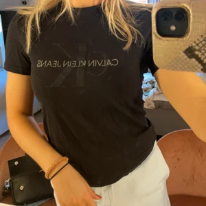 Svart Calvin Klein T-shirt  - Svart Calvin Klein T-shirt äkta!! Storlek xs men passar s/m också beroende hur man vill att den ska sitta!! Säljer för 120kr💖