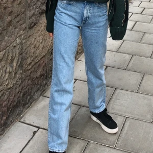 Weekday jeans - Blå weekday jeans i modellen voyage. Strl 24x30. 170kr exklusive frakt.