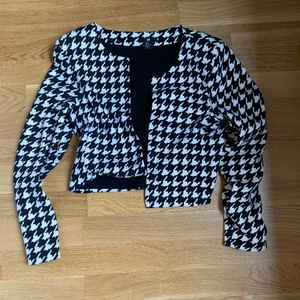 Kavaj stl. M - Rutig kavaj från HM knappt använd med puffärmar. Mjukt tyg, bomull. 