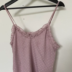 Söt lila topp - Säljer denna super fina toppen i storlek S pågrund av dålig användning💞