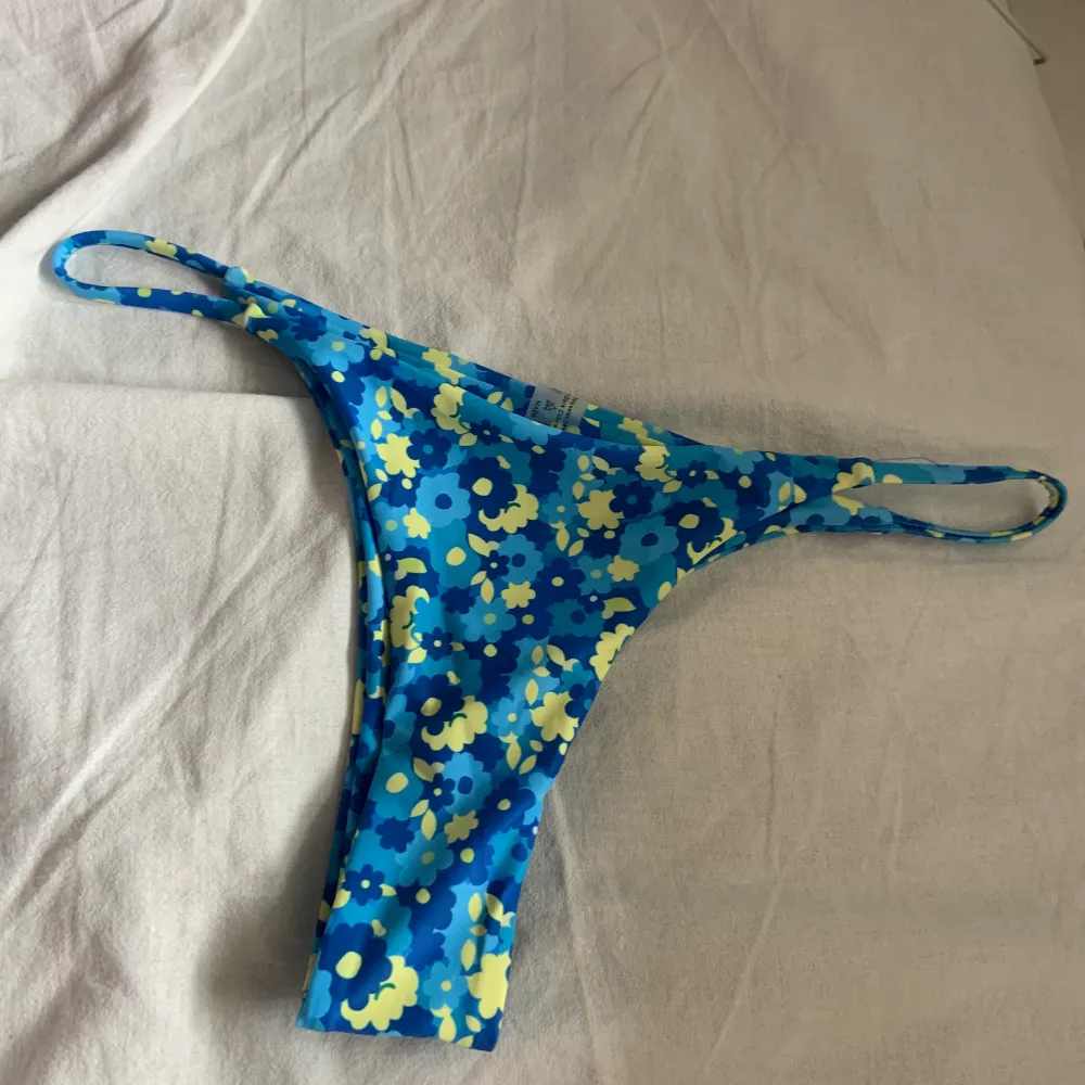 As snygg bikini underdel från shein. Helt oanvänd och i storlek S🤠 säljer för 50kr + frakt 🤝. Övrigt.