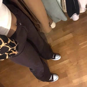 Monki bruna jeans - Bruna jeans från Monki i modellen Yoko i gott skick! Jag är 1,70cm. Frakt tillkommer och betalningen sker via Swish!