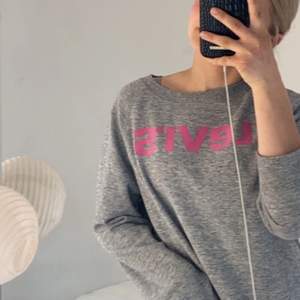 Så fin grå rosa Levis sweatshirt aldrig kommit till användning köpt på Levis butik i stan sitter som en Xs eller S, toppen stick 